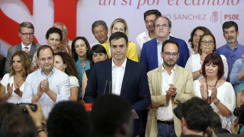 El secretario general del PSOE, Pedro Sánchez, acompañado de otros dirigentes del partido y candidatos, durante su comparecencia ante los medios de comunicación para analizar los resultados de las elecciones generales de este 26J. EFE/Chema