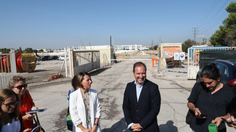 La presidenta de la Junta de Villaverde, Concha Chapa, y el delegado de Urbanismo, Mariano Fuentes, atienden a los medios tras visitar el polígono logístico | Ayuntamiento de Madrid. La presidenta de la Junta de Villaverde, Concha Chapa, y el delegado de Urbanismo, Mariano Fuentes, atienden a los medios tras visitar el polígono logístico | Ayuntamiento de Madrid.