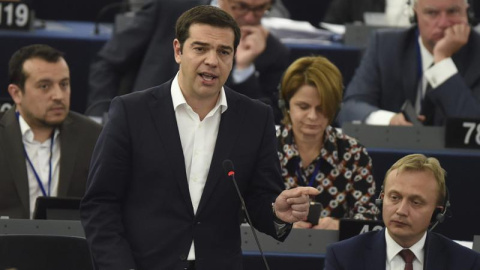 El primer ministro griego, Alexis Tsipras, interviene hoy durante un pleno del Parlamento Europeo, en Estrasburgo. / EFE El primer ministro griego, Alexis Tsipras, interviene hoy durante un pleno del Parlamento Europeo, en Estrasburgo. / EFE