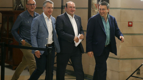 El presidente del PNV, Andoni Ortuzar, el lehendakari Íñigo Urkullu, y el candidato al congreso Aitor Esteban, antes de la la rueda de prensa tras conocer los resultados de las elecciones generales del 26-J. EFE/LUIS TEJIDO. El presidente del PNV, Andoni Ortuzar, el lehendakari Íñigo Urkullu, y el candidato al congreso Aitor Esteban, antes de la la rueda de prensa tras conocer los resultados de las elecciones generales del 26-J. EFE/LUIS TEJIDO.