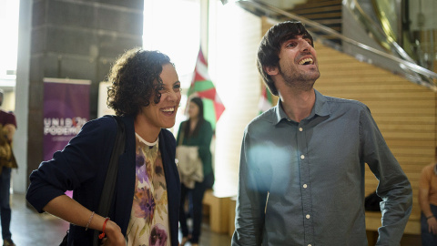 La cabeza de lista de Unidos Podemos por Gipuzkoa, Nagua Alba, y el cabeza de lista por Bizkaia, Eduardo Maura, miran los primeros resultados del escrutinio de las elecciones del 26-J. EFE/Javier Zorrilla La cabeza de lista de Unidos Podemos por Gipuzkoa, Nagua Alba, y el cabeza de lista por Bizkaia, Eduardo Maura, miran los primeros resultados del escrutinio de las elecciones del 26-J. EFE/Javier Zorrilla