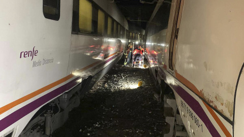 Imagen de los dos trenes que colisionaron en la zona de los túneles de El Chorro, en Málaga. Imagen de los dos trenes que colisionaron en la zona de los túneles de El Chorro, en Málaga.