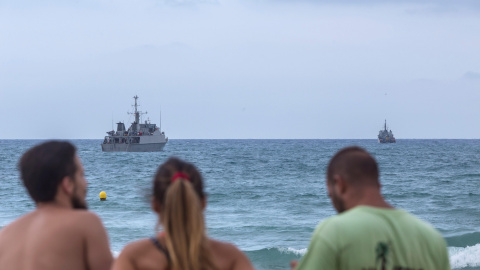 Los dragaminas Alborán y Neptuno de la Marina Española apoyan al buque Turia | EFE Los dragaminas Alborán y Neptuno de la Marina Española apoyan al buque Turia | EFE