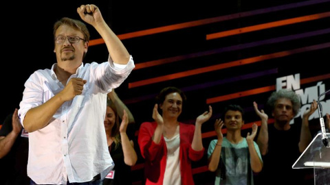 El candidato de En Comú Podem, Xavier Doménech (i), y los dirigentes de la formación, entre ellos la alcaldesa de Barcelona, Ada Colau (2i) comparecen ante su militancia y simpatizantes tras conocerse los resultados electorales del 26J. EFE El candidato de En Comú Podem, Xavier Doménech (i), y los dirigentes de la formación, entre ellos la alcaldesa de Barcelona, Ada Colau (2i) comparecen ante su militancia y simpatizantes tras conocerse los resultados electorales del 26J. EFE