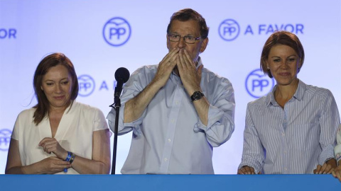 Mariano Rajoy, junto a María Dolores de Cospedal y a su mujer, Elvira Fernández, en Génova. / JAVIER LIZÓN (EFE) Mariano Rajoy, junto a María Dolores de Cospedal y a su mujer, Elvira Fernández, en Génova. / JAVIER LIZÓN (EFE)