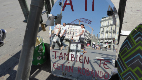 Una de las pancartas que hay en la Puerta del Sol, en protesta por la 'ley mordaza' / A. I Una de las pancartas que hay en la Puerta del Sol, en protesta por la 'ley mordaza' / A. I