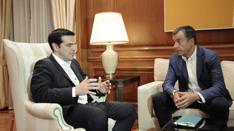 El primer ministro de Grecia Alexis Tsipras (i) habla con el líder del partido Potami Stavros Theodorakis hoy, miércoles 8 de julio de 2015, en el Salón Máximo en Atenas. / FOTIS PLEGAS (EFE) El primer ministro de Grecia Alexis Tsipras (i) habla con el líder del partido Potami Stavros Theodorakis hoy, miércoles 8 de julio de 2015, en el Salón Máximo en Atenas. / FOTIS PLEGAS (EFE)