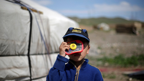 Un niño de 7 años juega en un pueblo A las afueras de Ulan Bator, Mongolia. REUTERS / Jason Lee