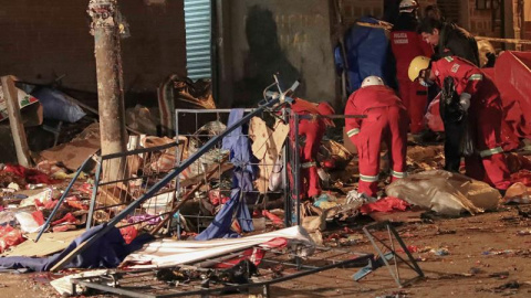 Una unidad de bomberos y miembros de la policía inspeccionan el lugar donde se produjo la explosión en Oruro (Bolivia)./ EFE Una unidad de bomberos y miembros de la policía inspeccionan el lugar donde se produjo la explosión en Oruro (Bolivia)./ EFE