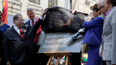 La autoridades inauguran un monumento en Manhattan durante la celebración del Orgullo Gay. REUTERS/Andrew Kelly