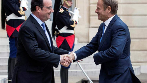 François Hollande, a la izquierda, saluda a Donald Tusk. / EFE François Hollande, a la izquierda, saluda a Donald Tusk. / EFE