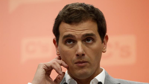 El líder de Ciudadanos, Albert Rivera, durante su comparecencia ante los medios tras la reunión de la ejecutiva de su partido hoy en Madrid para analizar los resultados de las elecciones del 26J. EFE/Juan Carlos Hidalgo El líder de Ciudadanos, Albert Rivera, durante su comparecencia ante los medios tras la reunión de la ejecutiva de su partido hoy en Madrid para analizar los resultados de las elecciones del 26J. EFE/Juan Carlos Hidalgo