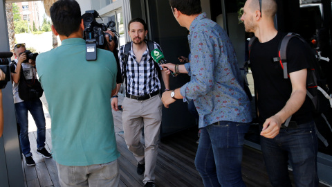 Los periodistas tratan de obtener unas declaraciones del lider de Podemos, Pablo Iglesias, tras la reunión de la dirección del partuido. REUTES/Andrea Comas Los periodistas tratan de obtener unas declaraciones del lider de Podemos, Pablo Iglesias, tras la reunión de la dirección del partuido. REUTES/Andrea Comas