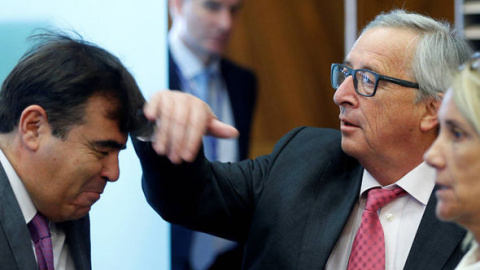 Jean-Claude Juncker revolvió el cabello de su colega mientras asistía a una reunión de la UE en un extraño saludo. REUTERS Jean-Claude Juncker revolvió el cabello de su colega mientras asistía a una reunión de la UE en un extraño saludo. REUTERS
