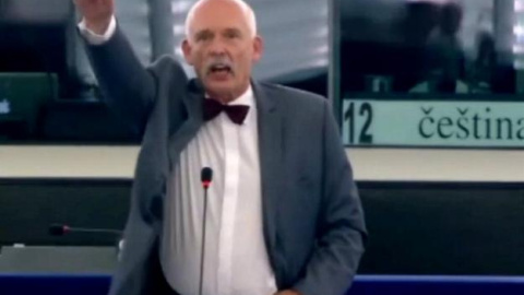El eurodiputado polaco Korwin-Mikke, en el momento en que realiza el saludo nazi. El eurodiputado polaco Korwin-Mikke, en el momento en que realiza el saludo nazi.