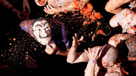 28/08/2019 - A pesar del positivo impacto económico que supone para Bunyol la llegada de estos turistas extranjeros, lo cierto es que su estancia en la localidad se reduce tan solo a la mañana en que se celebra la batalla. EFE/ Miguel Ángel