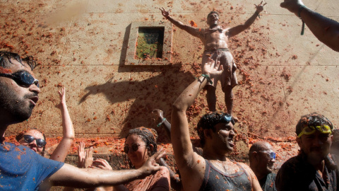 28/08/2019 - En la Tomatina 22.000 personas luchan sin cuartel y durante una hora con 145.000 kilos de tomate fresco. EFE/ Miguel Ángel Polo