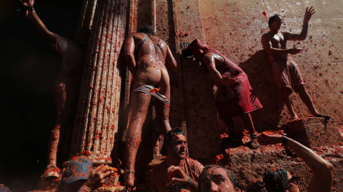 28/08/2019 - Actualmente se lanzan alrededor de 150.000 kilogramos de tomates que son adquiridos en una cooperativa de La Llosa (la Plana Baixa). REUTERS/ Juan Medina