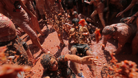 28/08/2019 - Días antes del acontecimiento, hacen una mini Tomatina para niños y niñas. REUTERS/Juan Medina