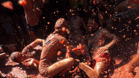 28/08/2019 - Los productores de Bollywood llegaron a recrear la batalla de la Tomatina durante la grabación de 'Zindagi na milegi dobara' (Solo se vive una vez) una película india. REUTERS/ Juan Medina