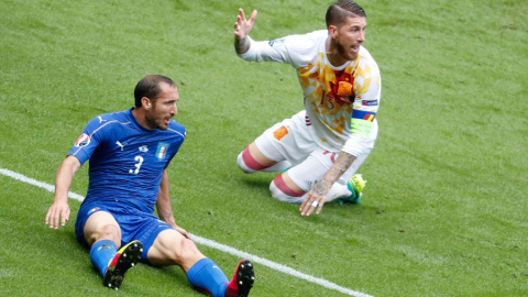 Ramos se queja durante el partido ante Italia. REUTERS/Charles Platiau