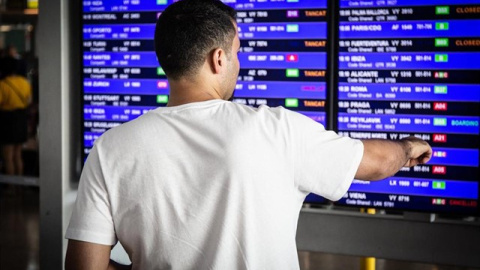 Un hombre mira el panel de información de los vuelos de salida del Aeropuerto 'Josep Tarradellas Barcelona-El Prat' en una imagen de archivo.David Zorrakino - Europa Press - Archivo Un hombre mira el panel de información de los vuelos de salida del Aeropuerto 'Josep Tarradellas Barcelona-El Prat' en una imagen de archivo.David Zorrakino - Europa Press - Archivo