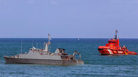 Vista del buque de la Armada encallado durante las labores de rescate en La Manga. / EFE Vista del buque de la Armada encallado durante las labores de rescate en La Manga. / EFE