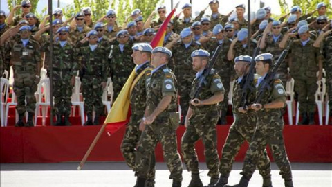 Los militares españoles desplegados en el sur del Líbano celebraron hoy el Día de la Hispanidad, en la base Miguel Cervantes, con un desfile y un acto en el que se rindió homenaje a los caídos. EFE Los militares españoles desplegados en el sur del Líbano celebraron hoy el Día de la Hispanidad, en la base Miguel Cervantes, con un desfile y un acto en el que se rindió homenaje a los caídos. EFE