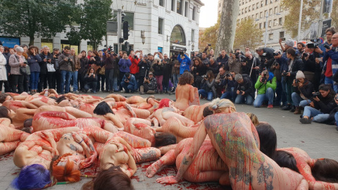 Medio centenar de activistas protestan desnudos contra la industria peletera.- Twitter/AnimaNaturalis Medio centenar de activistas protestan desnudos contra la industria peletera.- Twitter/AnimaNaturalis