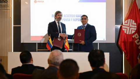 El ministro de Petróleo de Venezuela, Pedro Tellechea (d), y Francisco Gea, director general de Exploración y Producción de Repsol, tras la firma del acuerdo para reactivar su 'joint venture' de producción de crudo y gas, en Caracas. REUTER El ministro de Petróleo de Venezuela, Pedro Tellechea (d), y Francisco Gea, director general de Exploración y Producción de Repsol, tras la firma del acuerdo para reactivar su 'joint venture' de producción de crudo y gas, en Caracas. REUTER