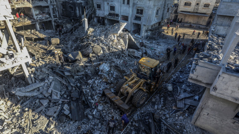 Palestinos remueven los escombros de las casas dañadas en Rafah tras un bombardeo israelí el 15 de diciembre. Palestinos remueven los escombros de las casas dañadas en Rafah tras un bombardeo israelí el 15 de diciembre.