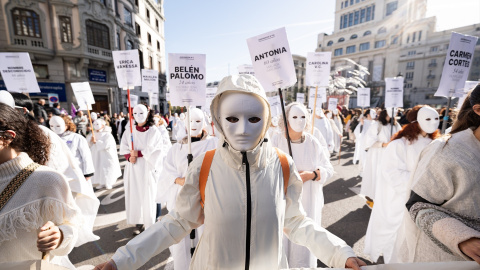 Decenas de personas llevan carteles con nombres de mujeres asesinadas por violencia machista durante una manifestación por el 25N en Madrid. Decenas de personas llevan carteles con nombres de mujeres asesinadas por violencia machista durante una manifestación por el 25N en Madrid.