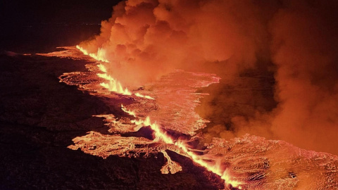 La lava se extiende a causa de la erupción volcánica, a cuatro kilómetros al noreste de la ciudad de Grindavík, Islandia. La lava se extiende a causa de la erupción volcánica, a cuatro kilómetros al noreste de la ciudad de Grindavík, Islandia.