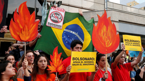 Manifestantes de organizaciones medioambientales participan en una manifestación frente a la embajada de Brasil para exigir más protección de la Amazonía | Reuters Manifestantes de organizaciones medioambientales participan en una manifestación frente a la embajada de Brasil para exigir más protección de la Amazonía | Reuters