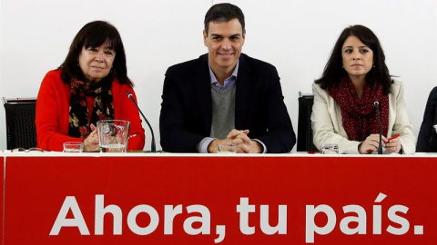 Cristina Narbona, Pedro Sánchez y Adriana Lastra, en la reunión de la Ejecutiva Federal del PSOE. / EFE Cristina Narbona, Pedro Sánchez y Adriana Lastra, en la reunión de la Ejecutiva Federal del PSOE. / EFE