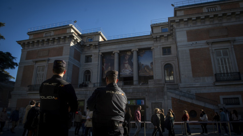 07-11-22 Dos policías a las puertas del Museo del Prado el día que las activistas de Futuro Vegetal se pegaron a los marcos de los cuadros Goya. 07-11-22 Dos policías a las puertas del Museo del Prado el día que las activistas de Futuro Vegetal se pegaron a los marcos de los cuadros Goya.