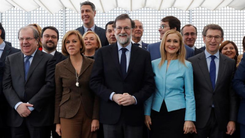 El jefe del Gobierno y líder del PP, Mariano Rajoy (c), acompañado por la secretaria general del PP y presidenta del PP de Castilla-La Mancha, María Dolores de Cospedal (2i), el presidente de la Junta de Castilla y León, Juan Vicente Herrer El jefe del Gobierno y líder del PP, Mariano Rajoy (c), acompañado por la secretaria general del PP y presidenta del PP de Castilla-La Mancha, María Dolores de Cospedal (2i), el presidente de la Junta de Castilla y León, Juan Vicente Herrer