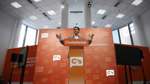 Albert Rivera, en una comparecencia ante los medios. / EFE Albert Rivera, en una comparecencia ante los medios. / EFE