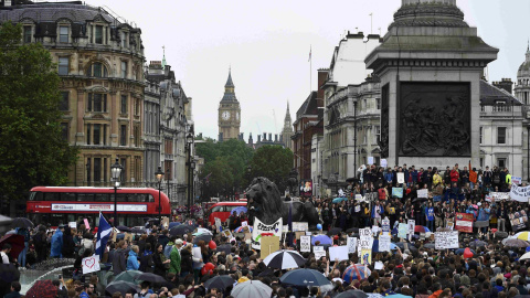 Manifestantes protestan en Trafalgar Square mostrando la solidaridad de Londres con la Unión Europea tras el Brexit. REUTERS/Dylan Martinez