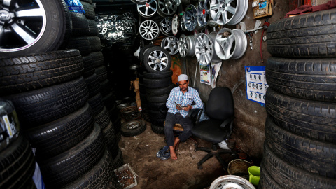 Un musulmán lee el Corán en su tienda durante Ramadán en Bombay, India. REUTERS/Danish Siddiqui