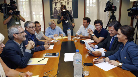 Gaspar Llamazares, frente a Javier Fernández, al inicio de la reunión entre IU y PSOE. / EFE Gaspar Llamazares, frente a Javier Fernández, al inicio de la reunión entre IU y PSOE. / EFE