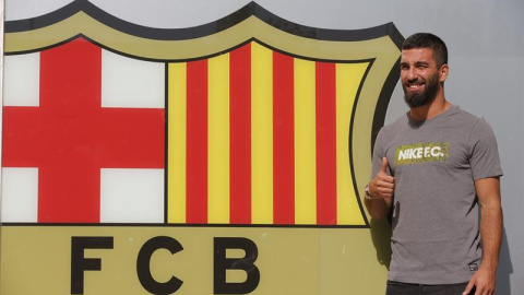 Arda Turan, en las ofícinas del Barça este jueves. EFE/Alejandro García Arda Turan, en las ofícinas del Barça este jueves. EFE/Alejandro García