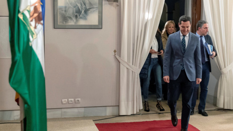 El líder del PP-A, Juanma Moreno, comparece ante los periodistas tras la segunda reunión que han mantenido en el Parlamento andaluz con Ciudadanos, para tratar sobre el cambio de Gobierno en Andalucía. EFE/Julio Muñoz El líder del PP-A, Juanma Moreno, comparece ante los periodistas tras la segunda reunión que han mantenido en el Parlamento andaluz con Ciudadanos, para tratar sobre el cambio de Gobierno en Andalucía. EFE/Julio Muñoz