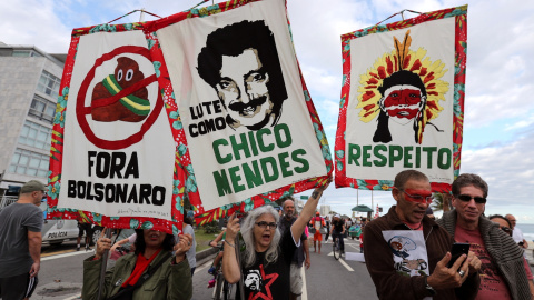 29/08/2019 - Los participantes sostienen pancartas que dicen "Bolsonaro out", "Lucha como Chico Mendes" y "Respeto" durante la manifestación para exigir más protección para la selva amazónica en Río de Janeiro / REUTERS 29/08/2019 - Los participantes sostienen pancartas que dicen "Bolsonaro out", "Lucha como Chico Mendes" y "Respeto" durante la manifestación para exigir más protección para la selva amazónica en Río de Janeiro / REUTERS