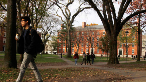 Un estudiante camina por el campus de la Universidad de Harvard. REUTERS/Jessica Rinaldi Un estudiante camina por el campus de la Universidad de Harvard. REUTERS/Jessica Rinaldi