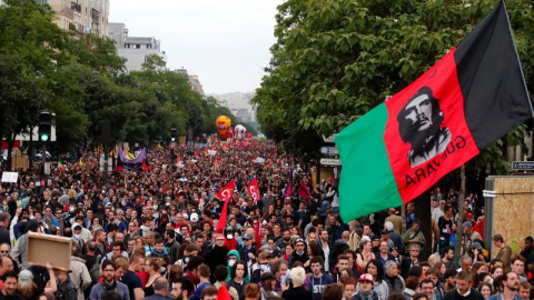 Miles de personas participan en una protesta contra la reforma laboral en París. - EFE Miles de personas participan en una protesta contra la reforma laboral en París. - EFE