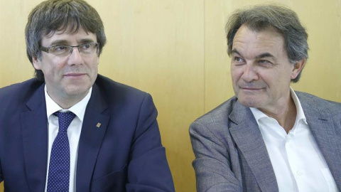 El presidente de CDC, Artur Mas (d), junto al president de la Generalitat, Carles Puigemont (i) durante la reunión que mantuvo el comité ejeutivo de la formación para valorar los resultados de las elecciones generales. EFE/Andreu Dalmau El presidente de CDC, Artur Mas (d), junto al president de la Generalitat, Carles Puigemont (i) durante la reunión que mantuvo el comité ejeutivo de la formación para valorar los resultados de las elecciones generales. EFE/Andreu Dalmau