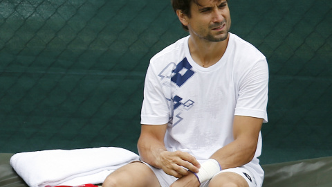 David Ferrer con molestias durante un entrenamiento previo a Wimbledon. /REUTERS David Ferrer con molestias durante un entrenamiento previo a Wimbledon. /REUTERS