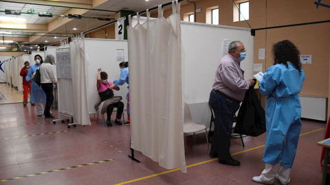 Vacunación con AstraZeneca de personas del rango de edad comprendido entre los 65 y 60 años, en el Pabellón 'Pedro Delgado' de Segovia Vacunación con AstraZeneca de personas del rango de edad comprendido entre los 65 y 60 años, en el Pabellón 'Pedro Delgado' de Segovia