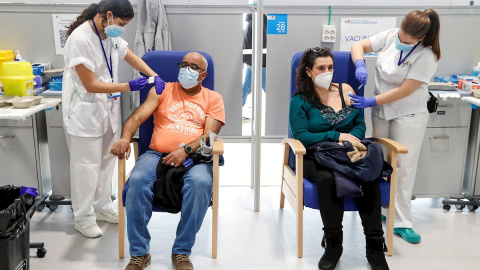 Varias enfermeras administran una vacuna en el Hospital de Emergencias Enfermera Isabel Zendal de Madrid. La Comunidad de Madrid. Varias enfermeras administran una vacuna en el Hospital de Emergencias Enfermera Isabel Zendal de Madrid. La Comunidad de Madrid.